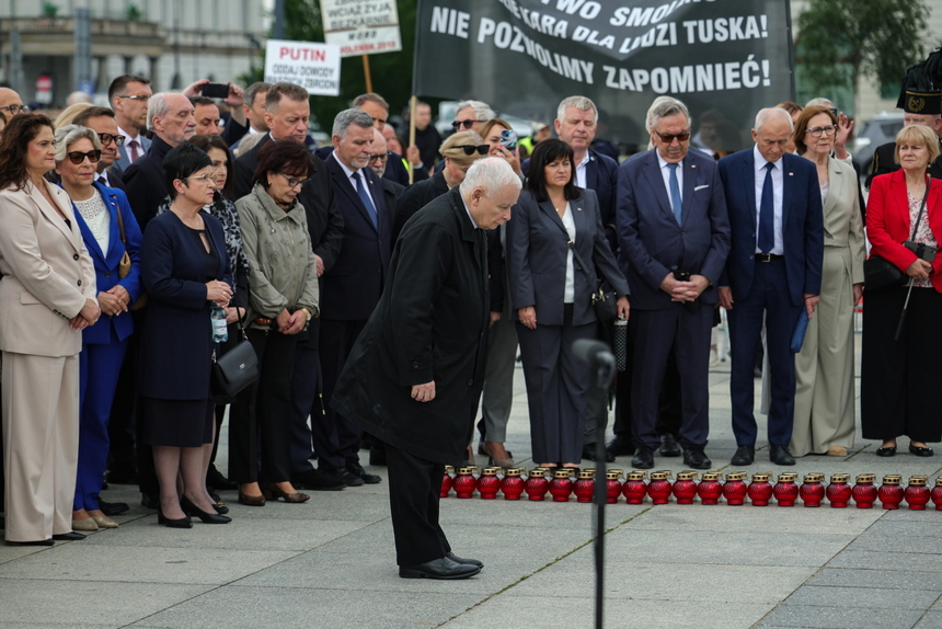 „Głupcy, służą Rosji”. Kaczyński grzmi na miesięcznicy smoleńskiej