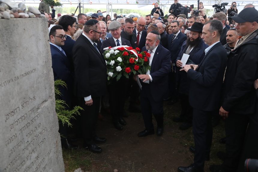 Rocznica zbrodni w Jedwabnem. Modlitwa przy pomniku i napięcia wokół obchodów