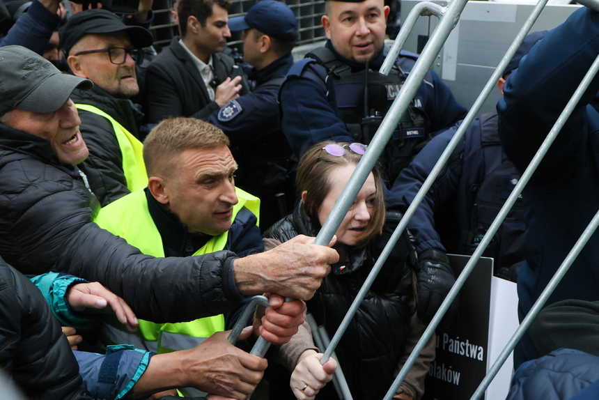Żurek wydał polecenie ws. Bąkiewicza. Spięcie przed siedzibą TK